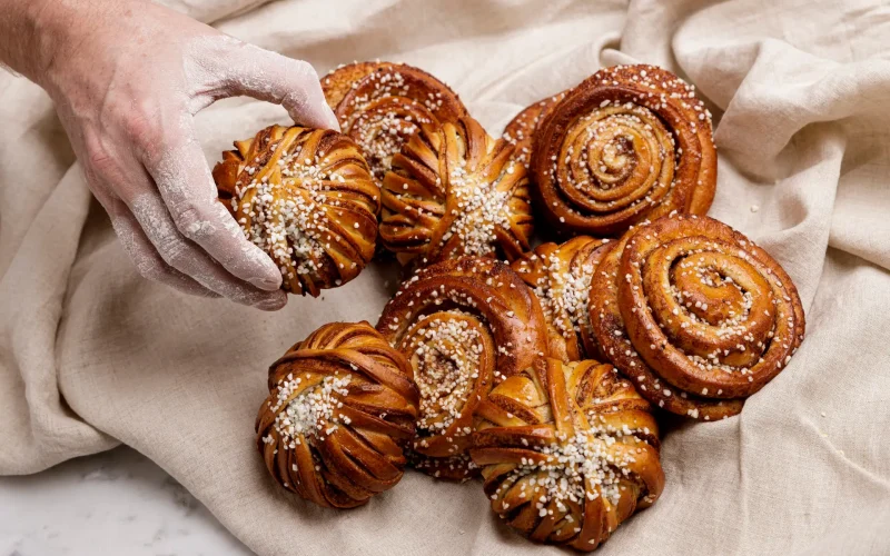 hand-och-kanelbullar (1) Bullar